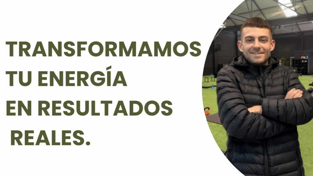 Hombre con abrigo negro sonriendo en un gimnasio cubierto junto al texto: 
